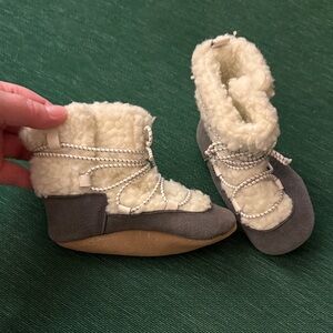 Robeez Cozy Gray and Cream Kids Boots 12-18mos
